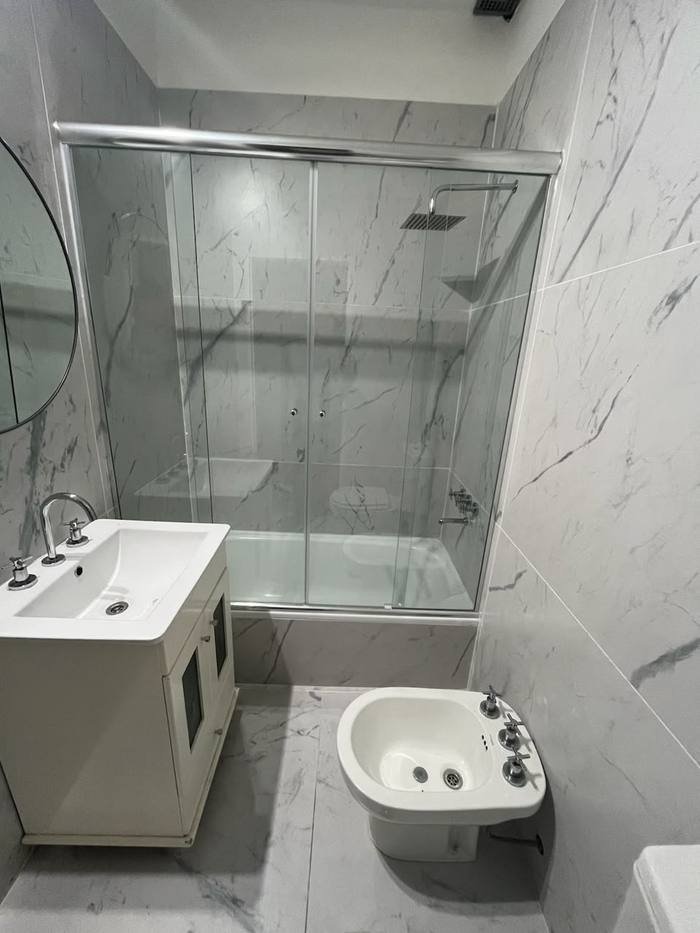 Mampara de baño frontal plateada con mármol blanco